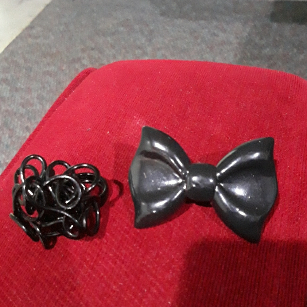 2 Black artistic rings